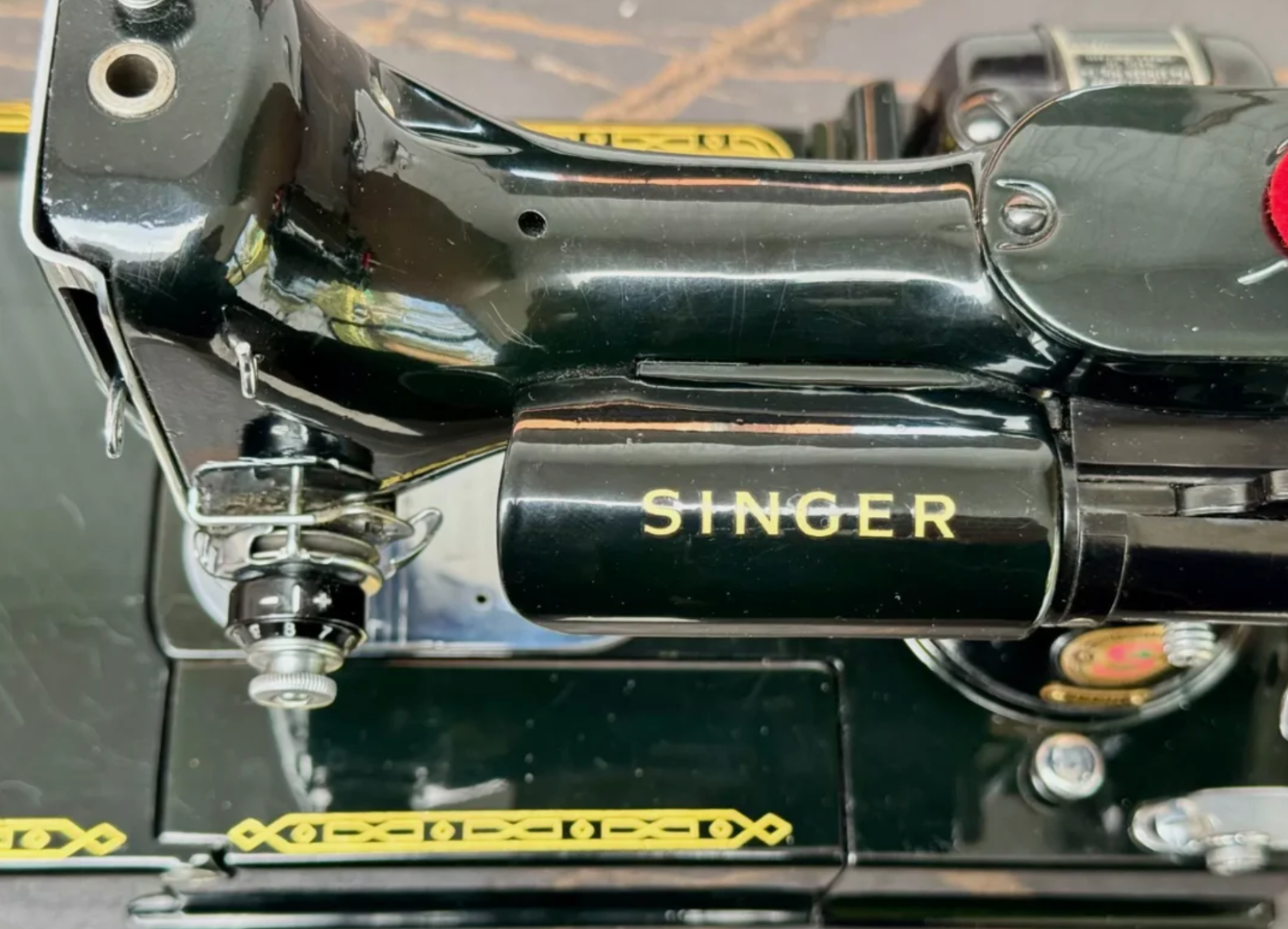 Featherweight 222K Sewing Machine – Dual Voltage & Full Accessories
