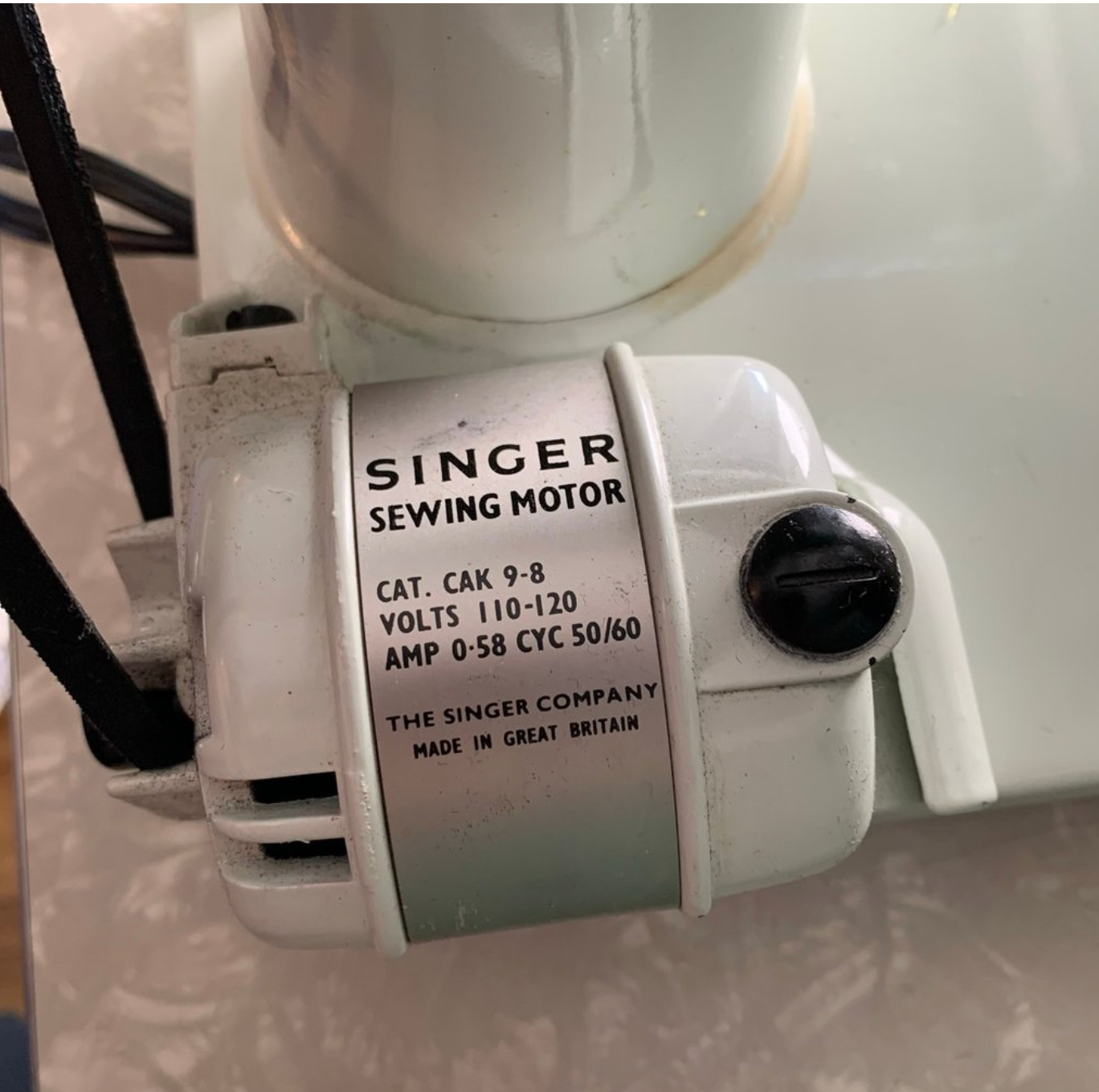Singer Featherweight Sewing Machine 221K – Compact with Case, Manual & Accessories