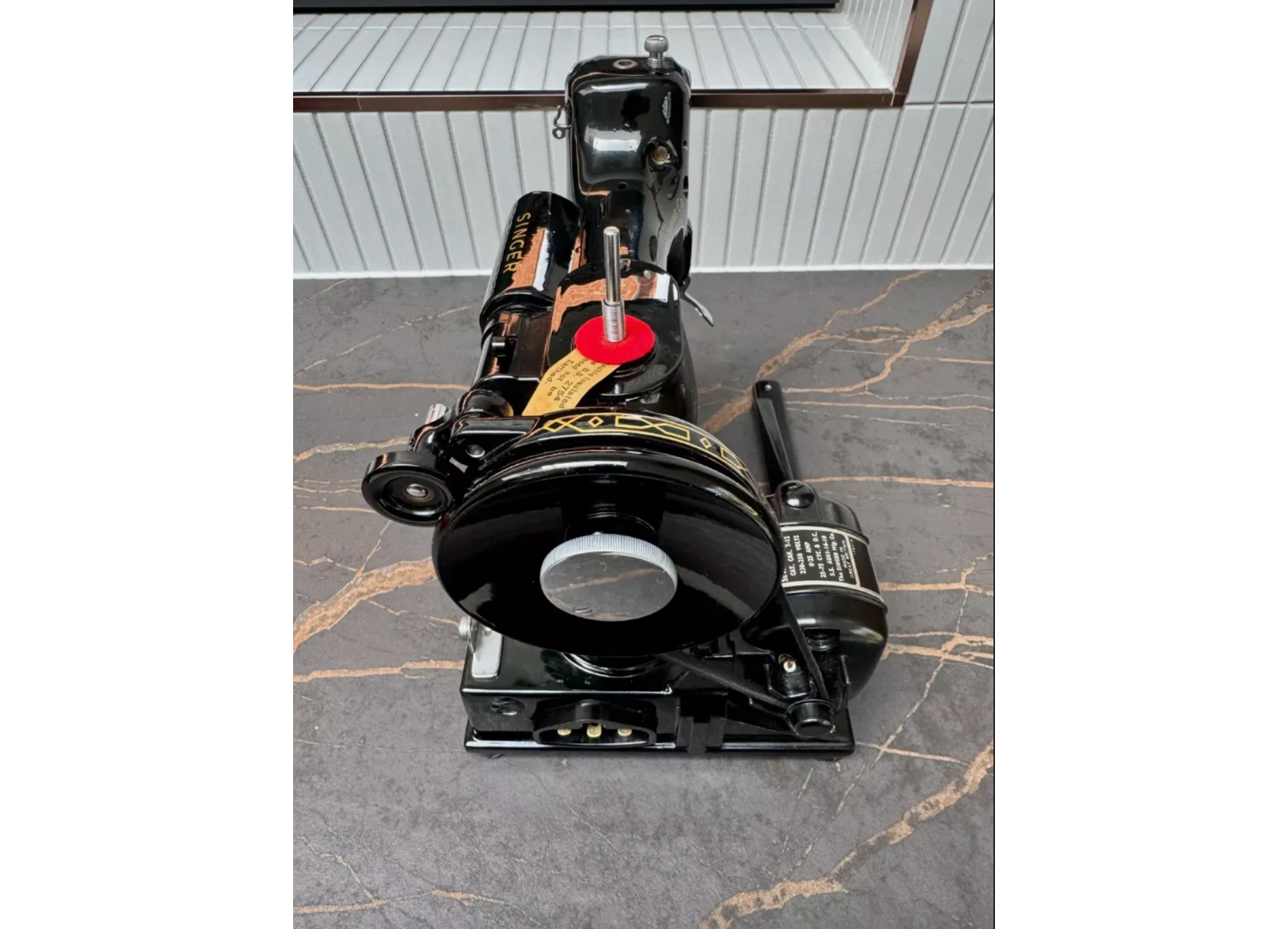 Featherweight 222K Sewing Machine – Dual Voltage & Full Accessories