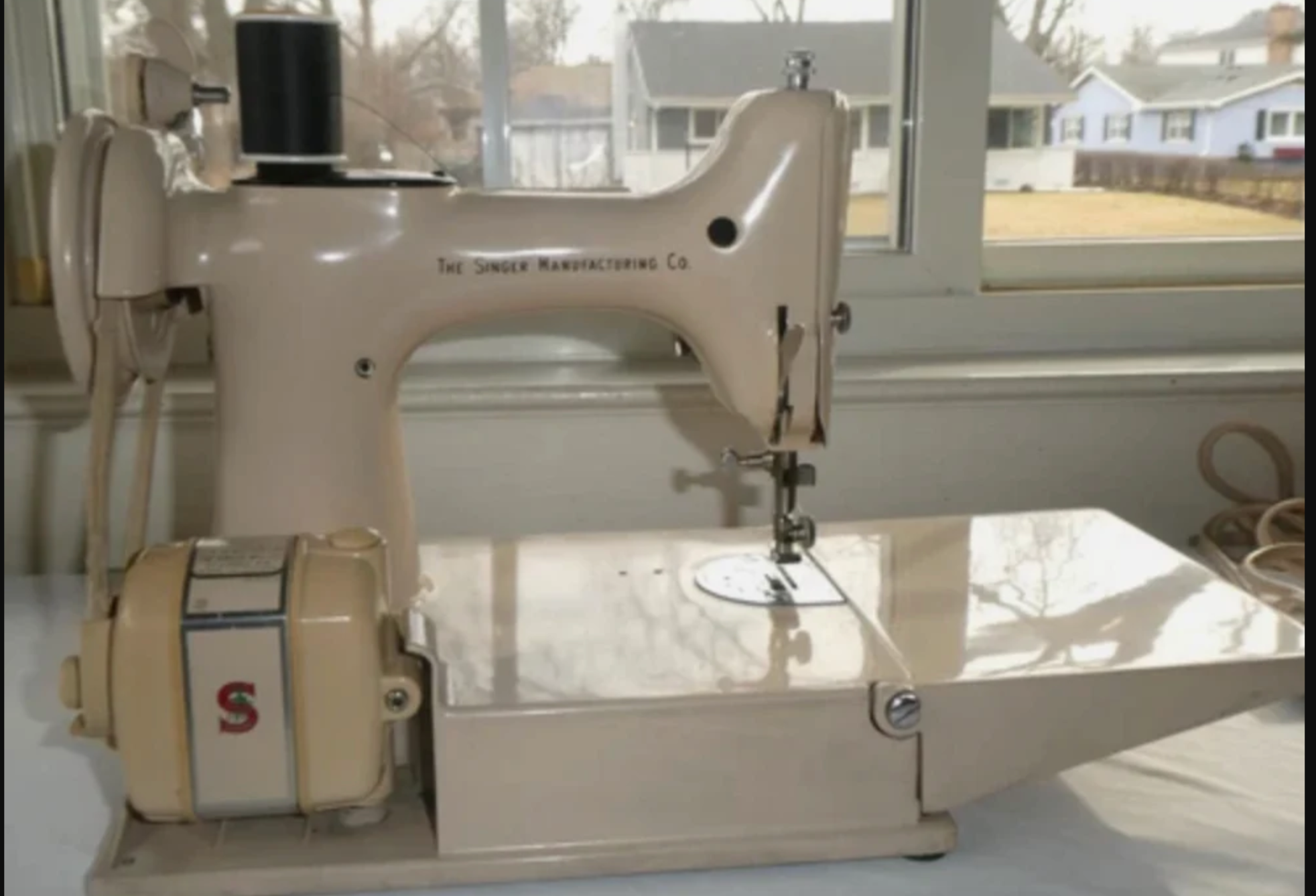 221K Style Tan Featherweight Sewing Machine – With Case & Accessories