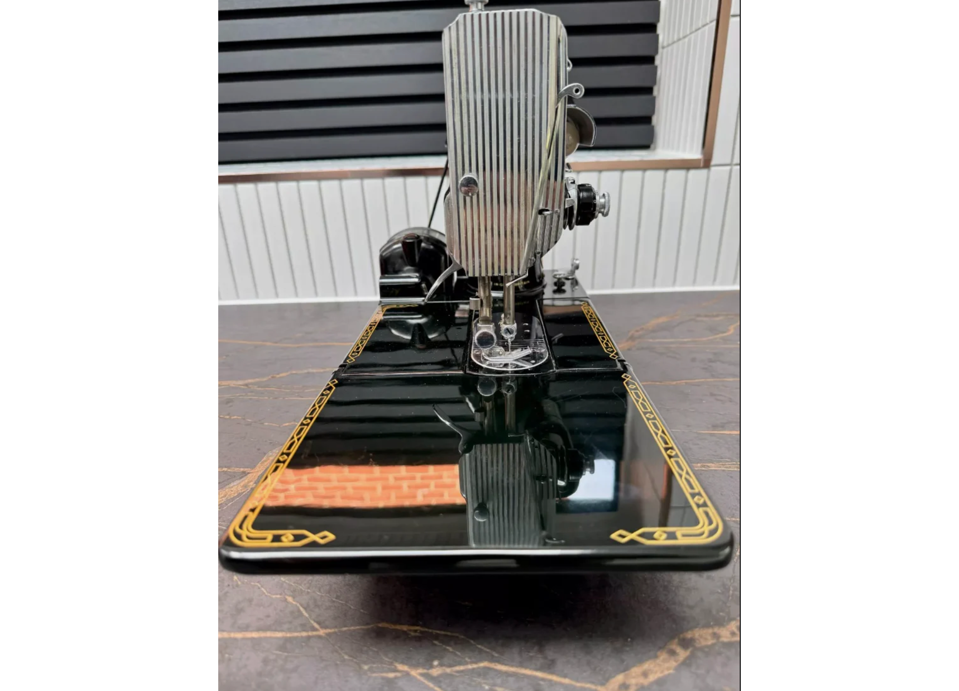Featherweight 222K Sewing Machine – Dual Voltage & Full Accessories