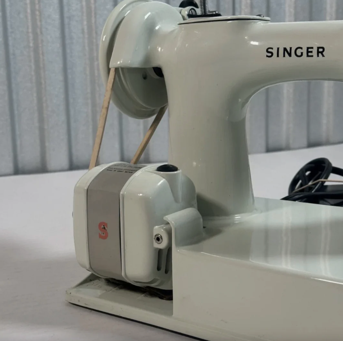 Featherweight 221K Sewing Machine – White/Green