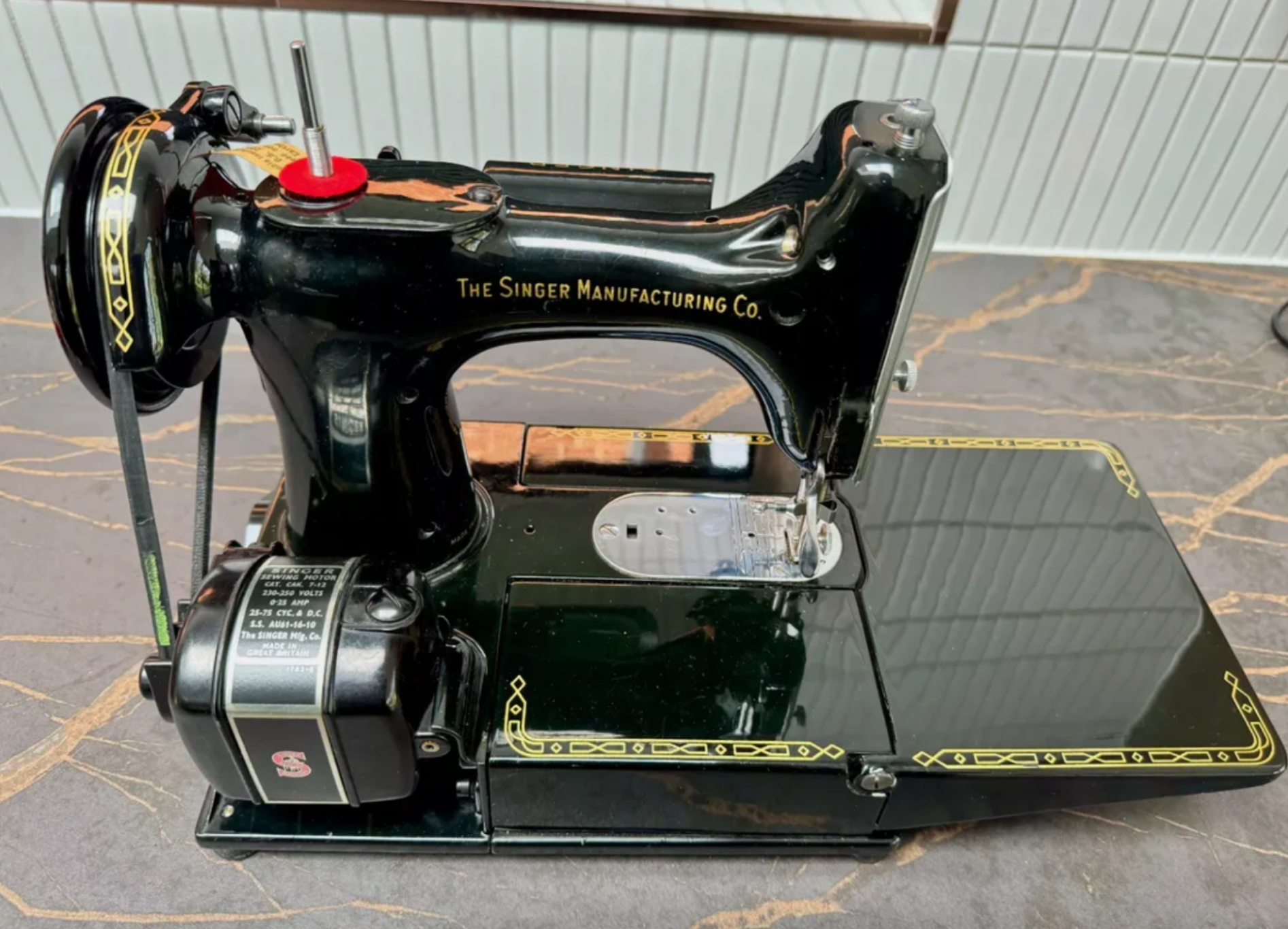 Featherweight 222K Sewing Machine – Dual Voltage & Full Accessories