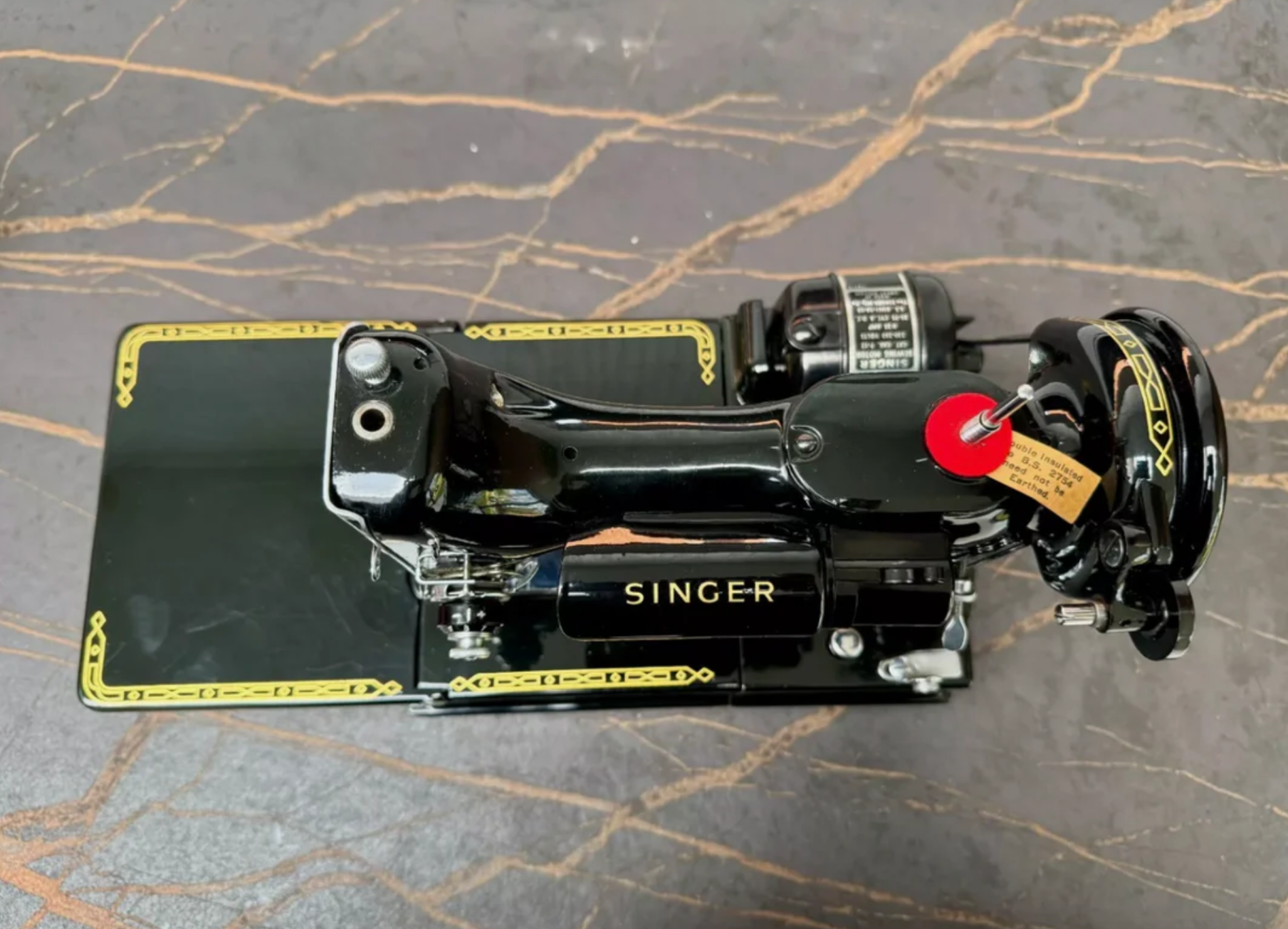 Featherweight 222K Sewing Machine – Dual Voltage & Full Accessories