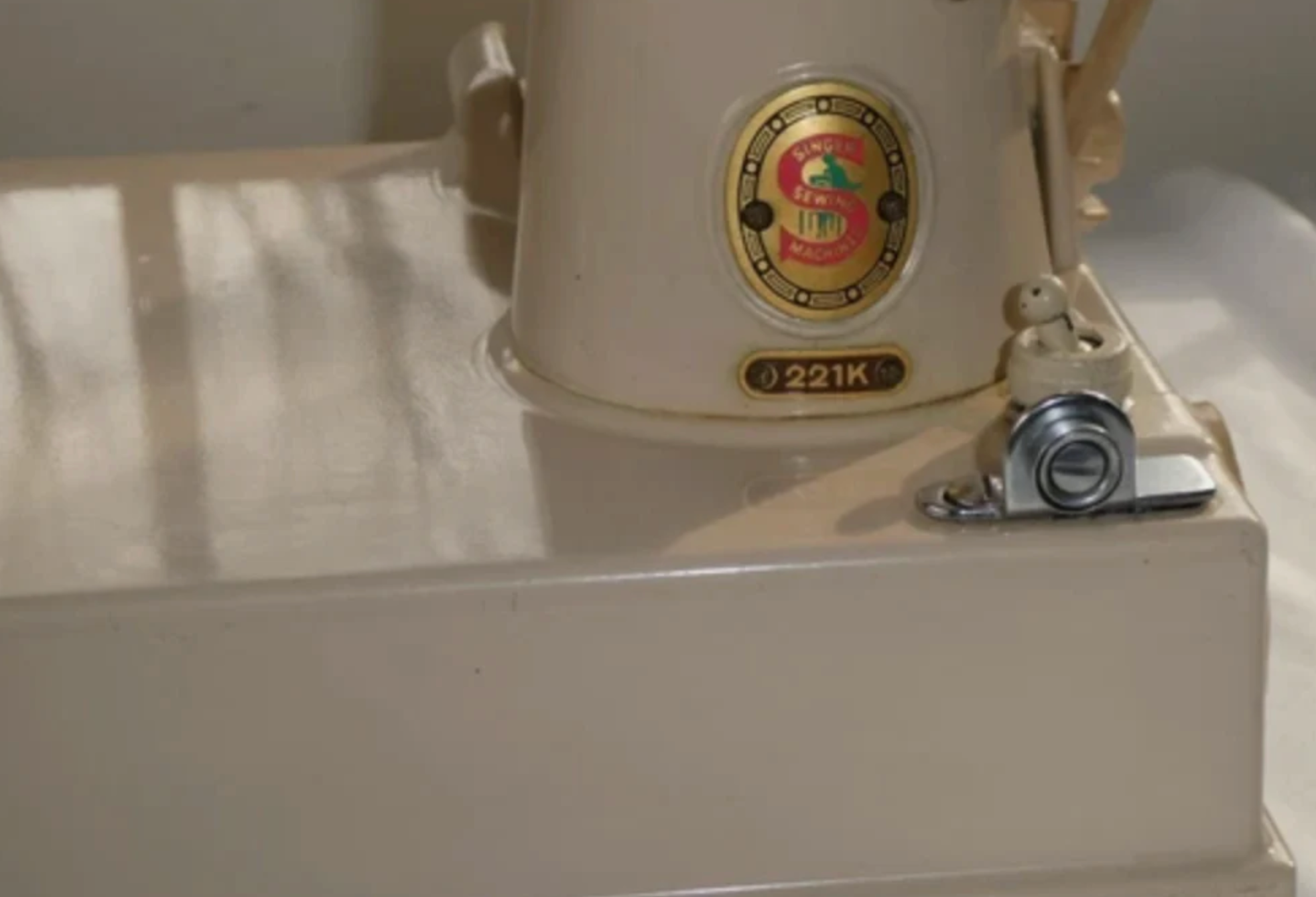 221K Style Tan Featherweight Sewing Machine – With Case & Accessories