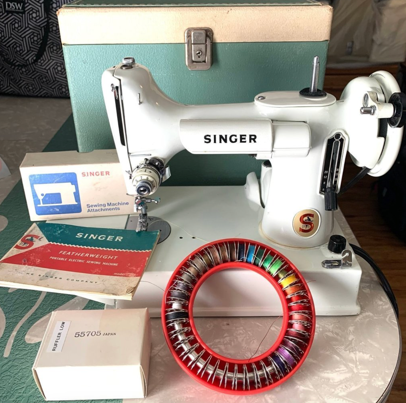 Singer Featherweight Sewing Machine 221K – Compact with Case, Manual & Accessories