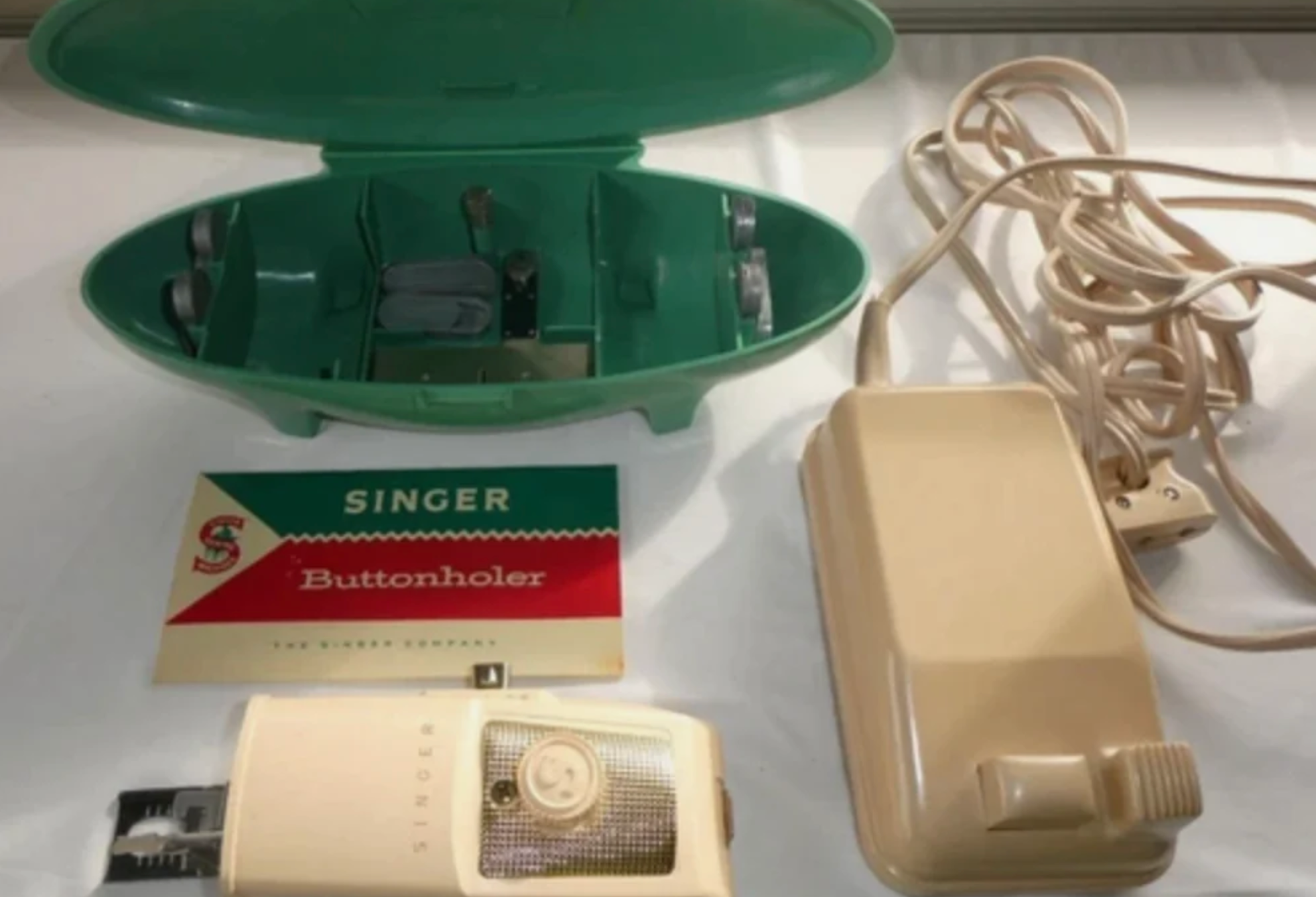 221K Style Tan Featherweight Sewing Machine – With Case & Accessories