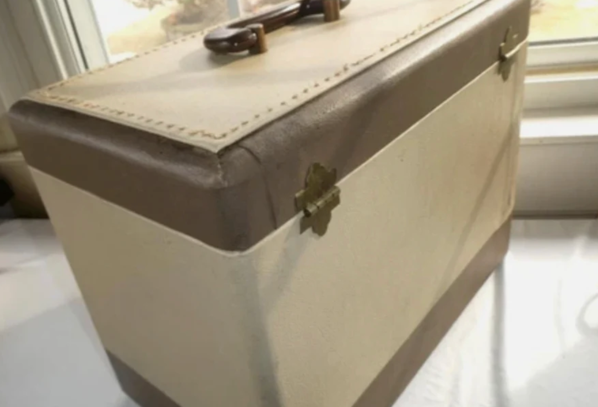 221K Style Tan Featherweight Sewing Machine – With Case & Accessories