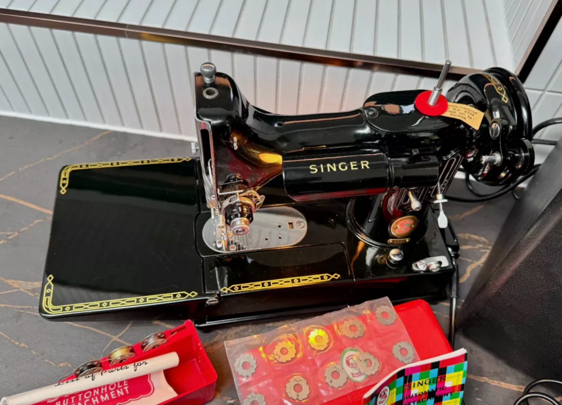 Featherweight 222K Sewing Machine – Dual Voltage & Full Accessories