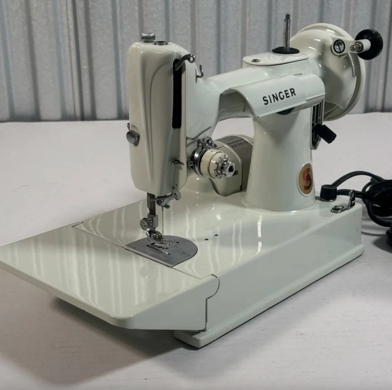 Featherweight 221K Sewing Machine – White/Green