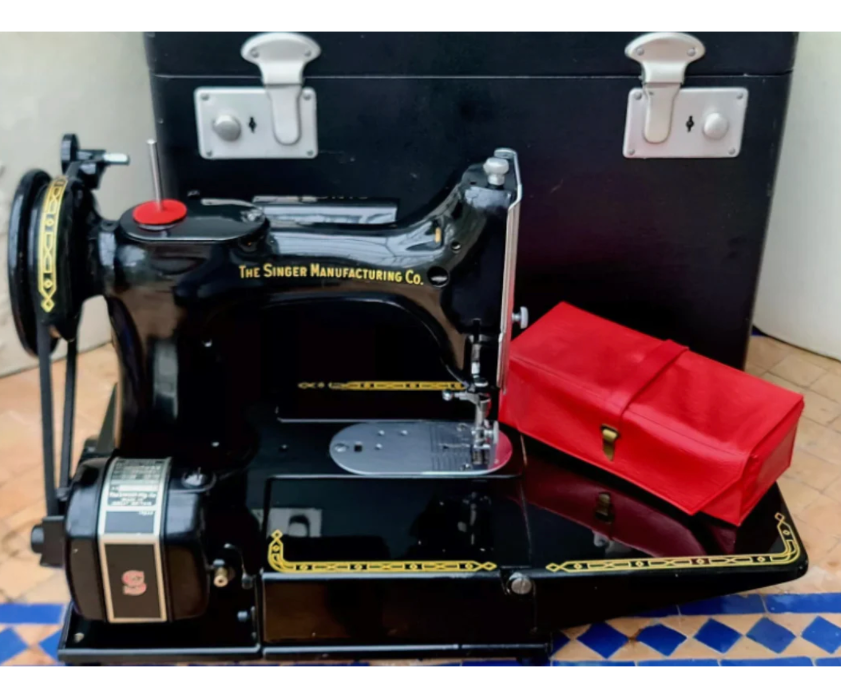Featherweight 222K Style Sewing Machine – Compact & Versatile with Attachments