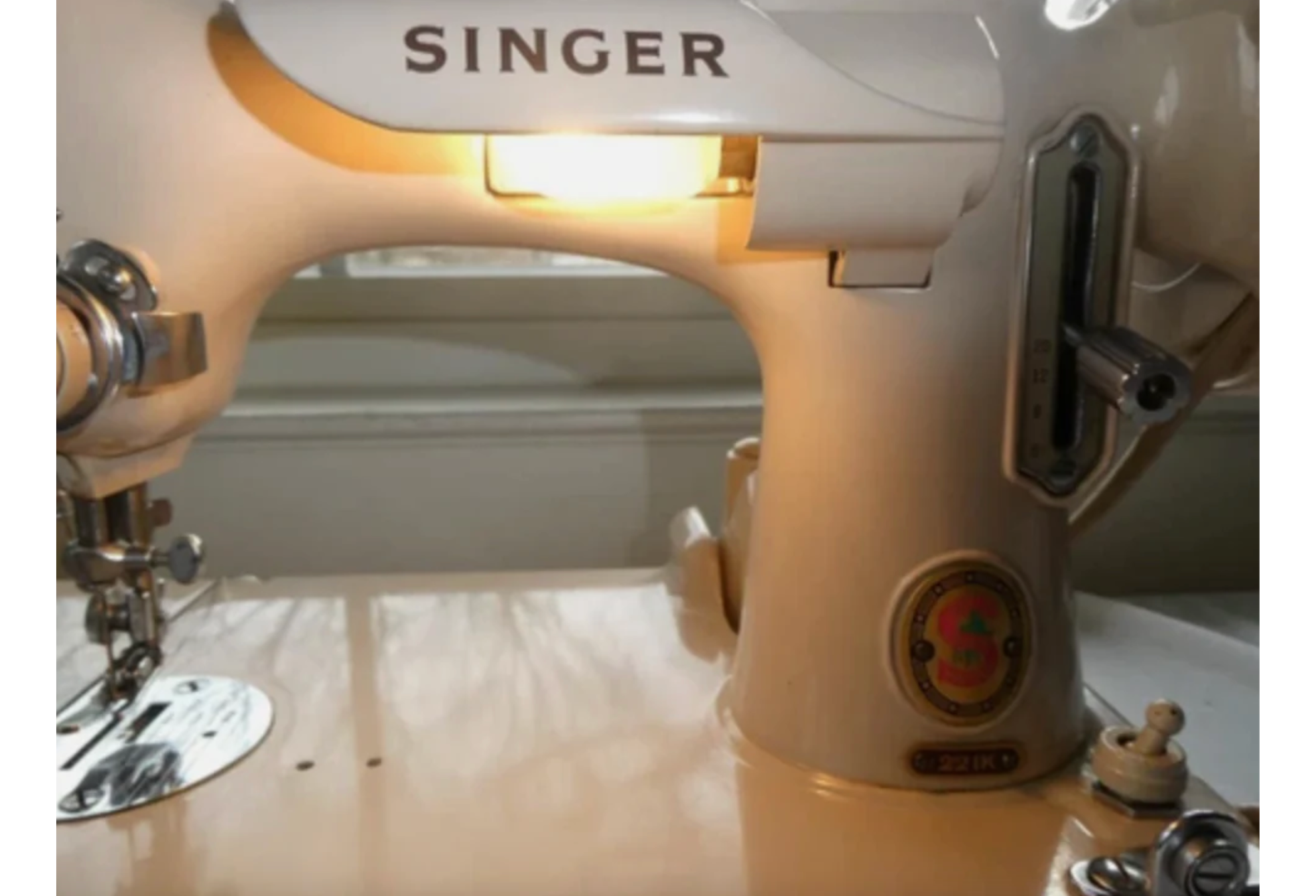 221K Style Tan Featherweight Sewing Machine – With Case & Accessories