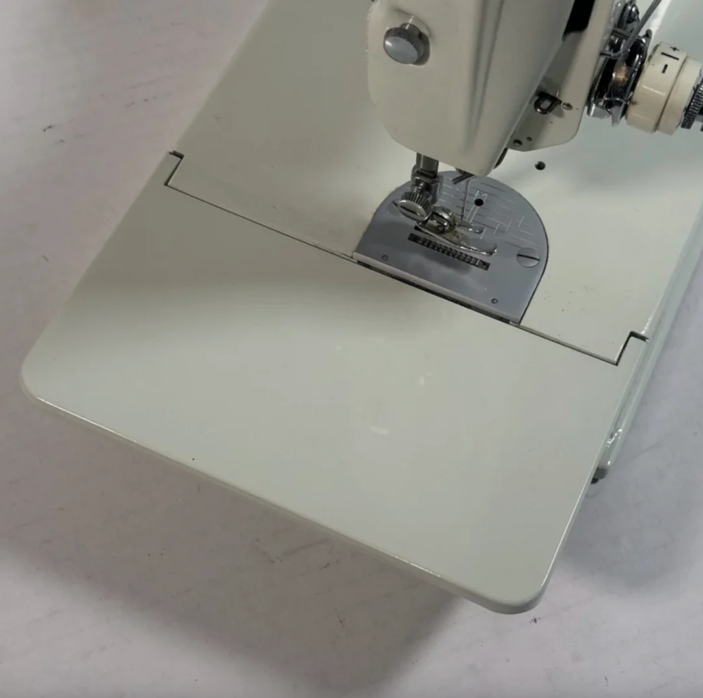 Featherweight 221K Sewing Machine – White/Green