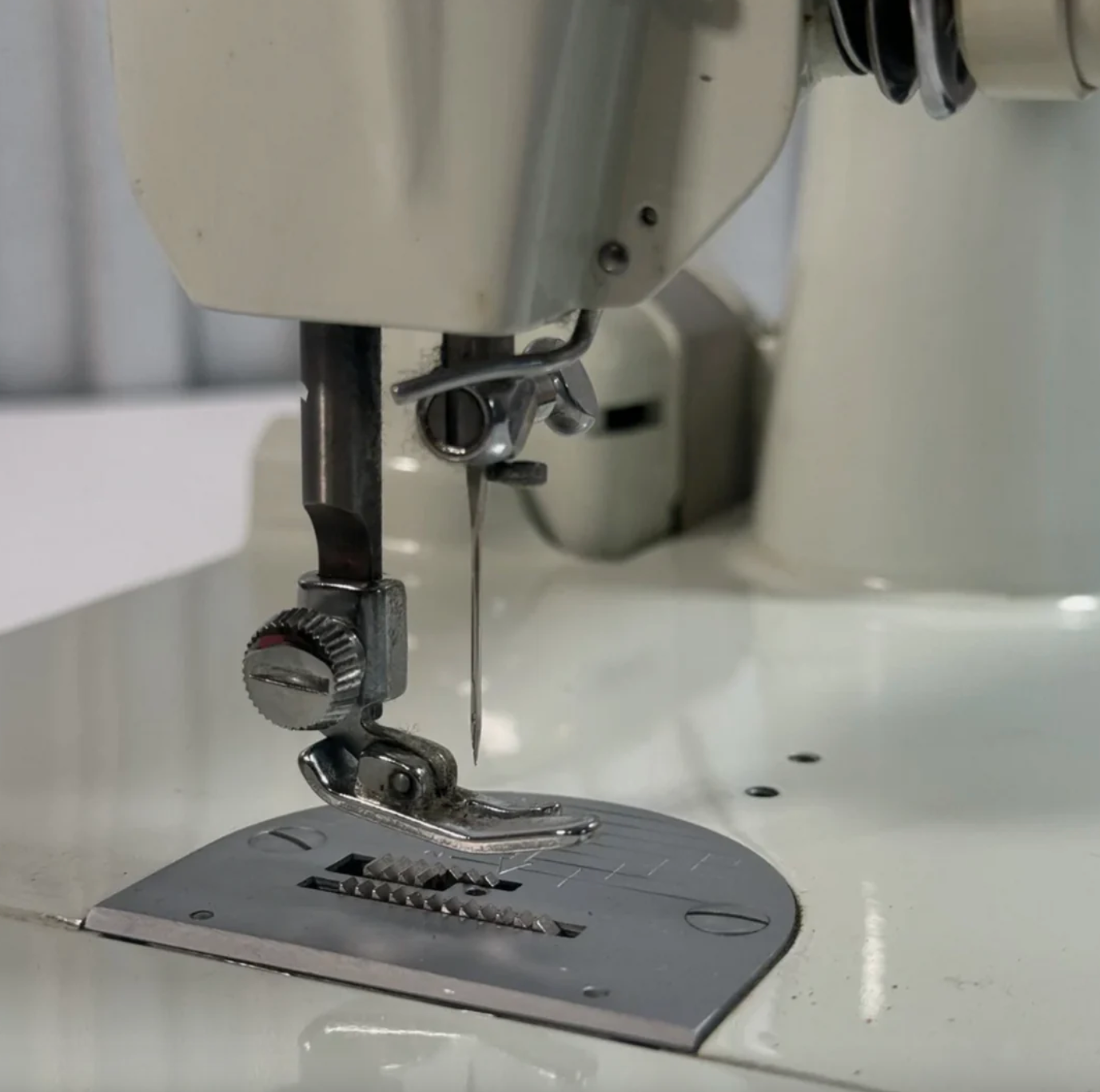 Featherweight 221K Sewing Machine – White/Green