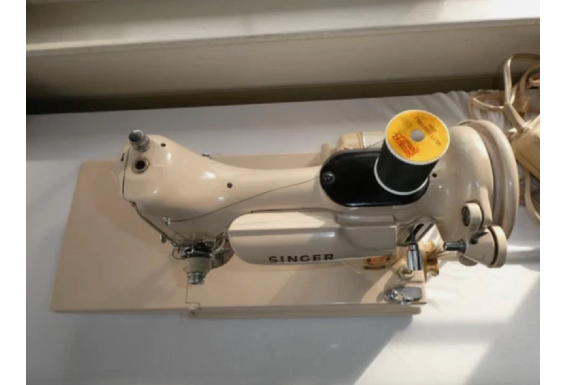221K Style Tan Featherweight Sewing Machine – With Case & Accessories