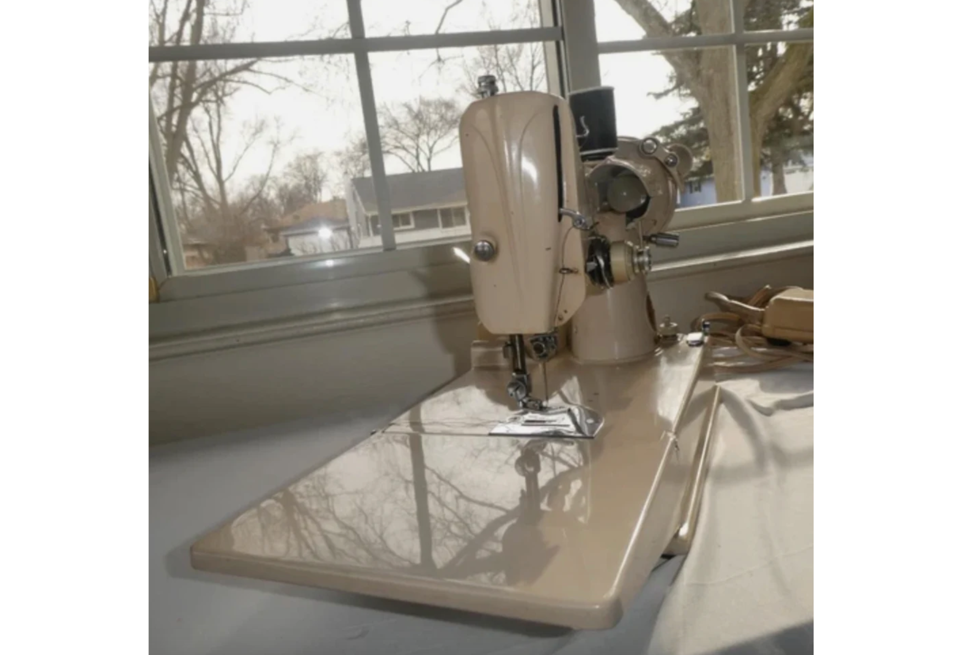 221K Style Tan Featherweight Sewing Machine – With Case & Accessories