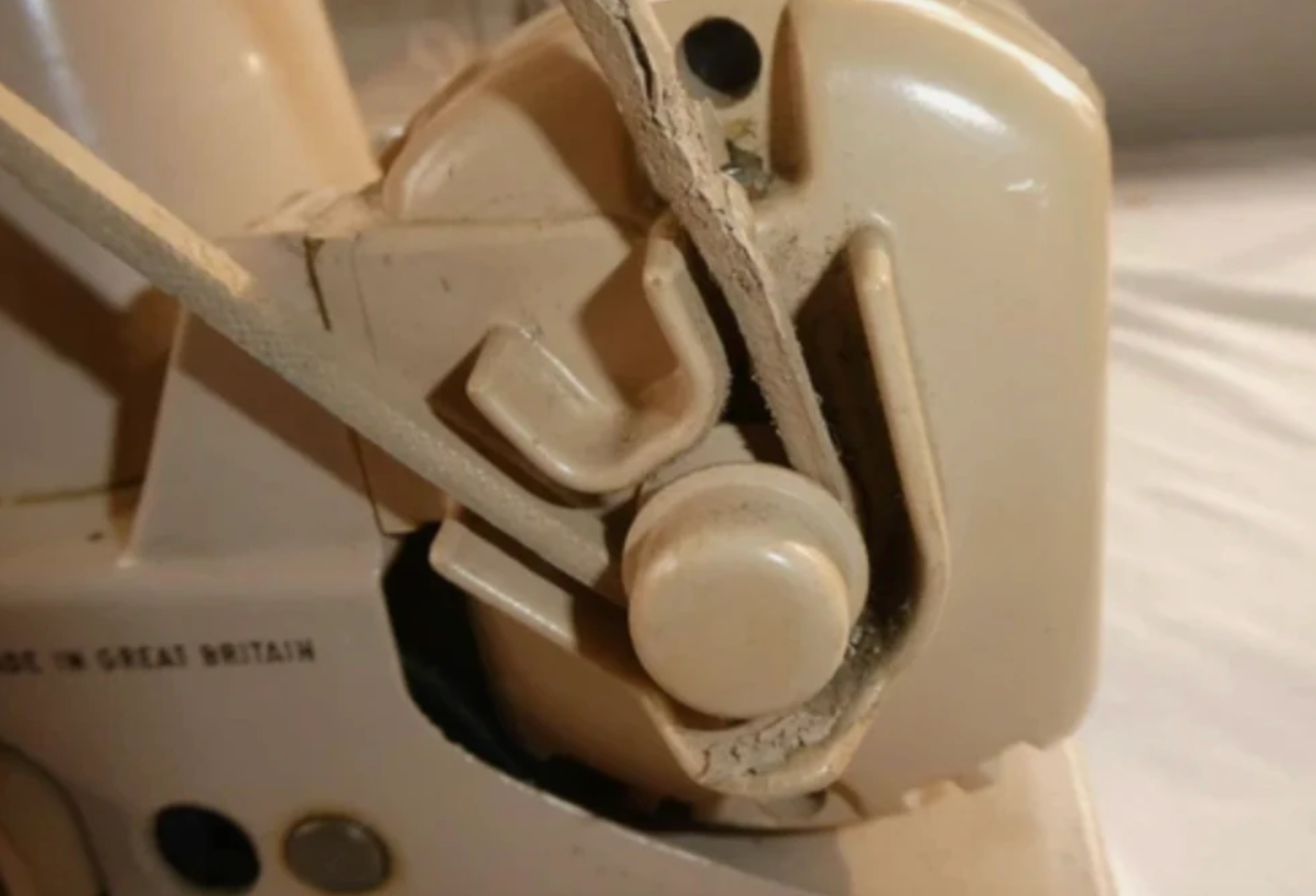 221K Style Tan Featherweight Sewing Machine – With Case & Accessories