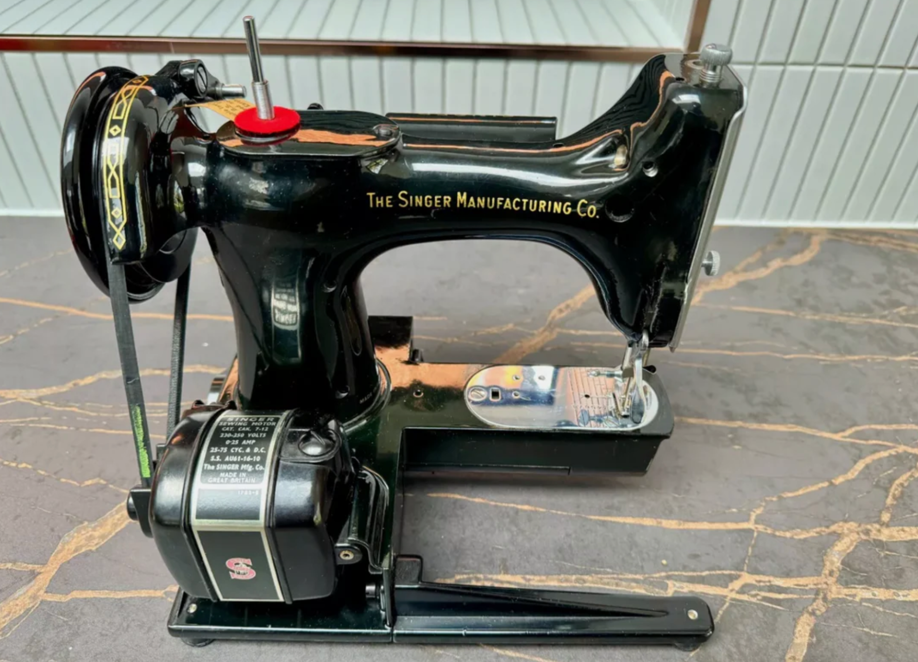 Featherweight 222K Sewing Machine – Dual Voltage & Full Accessories