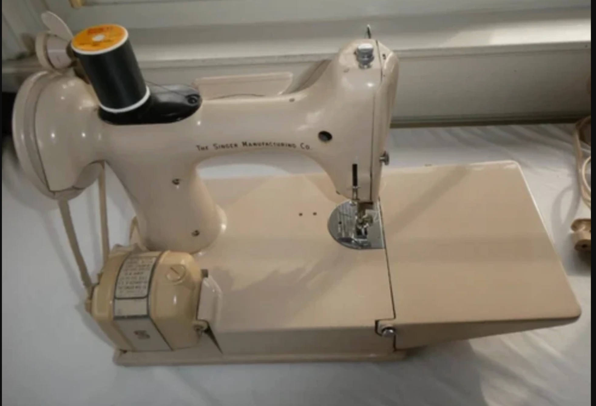 221K Style Tan Featherweight Sewing Machine – With Case & Accessories