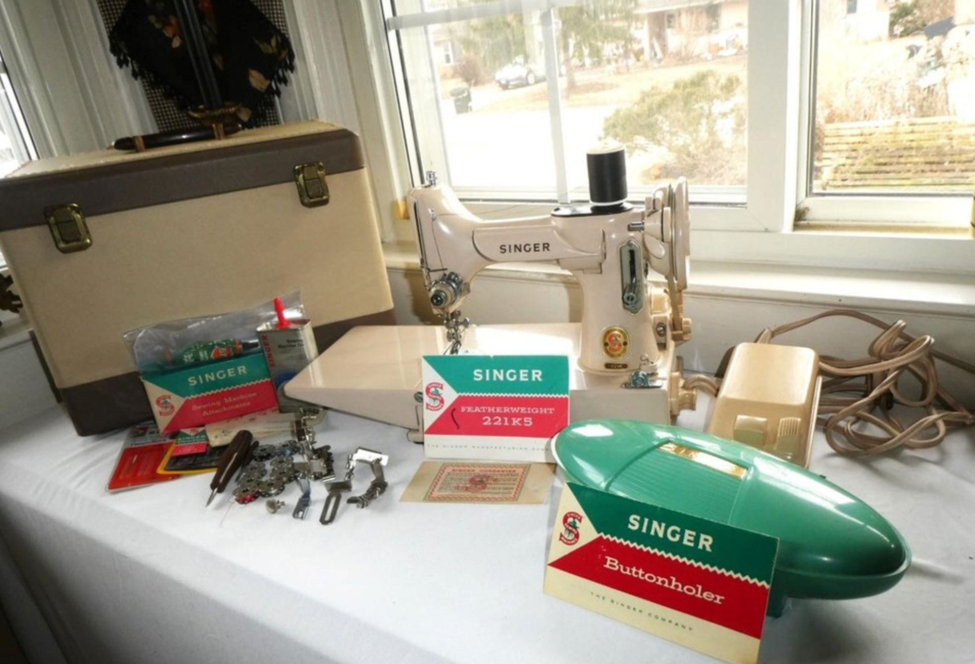 221K Style Tan Featherweight Sewing Machine – With Case & Accessories