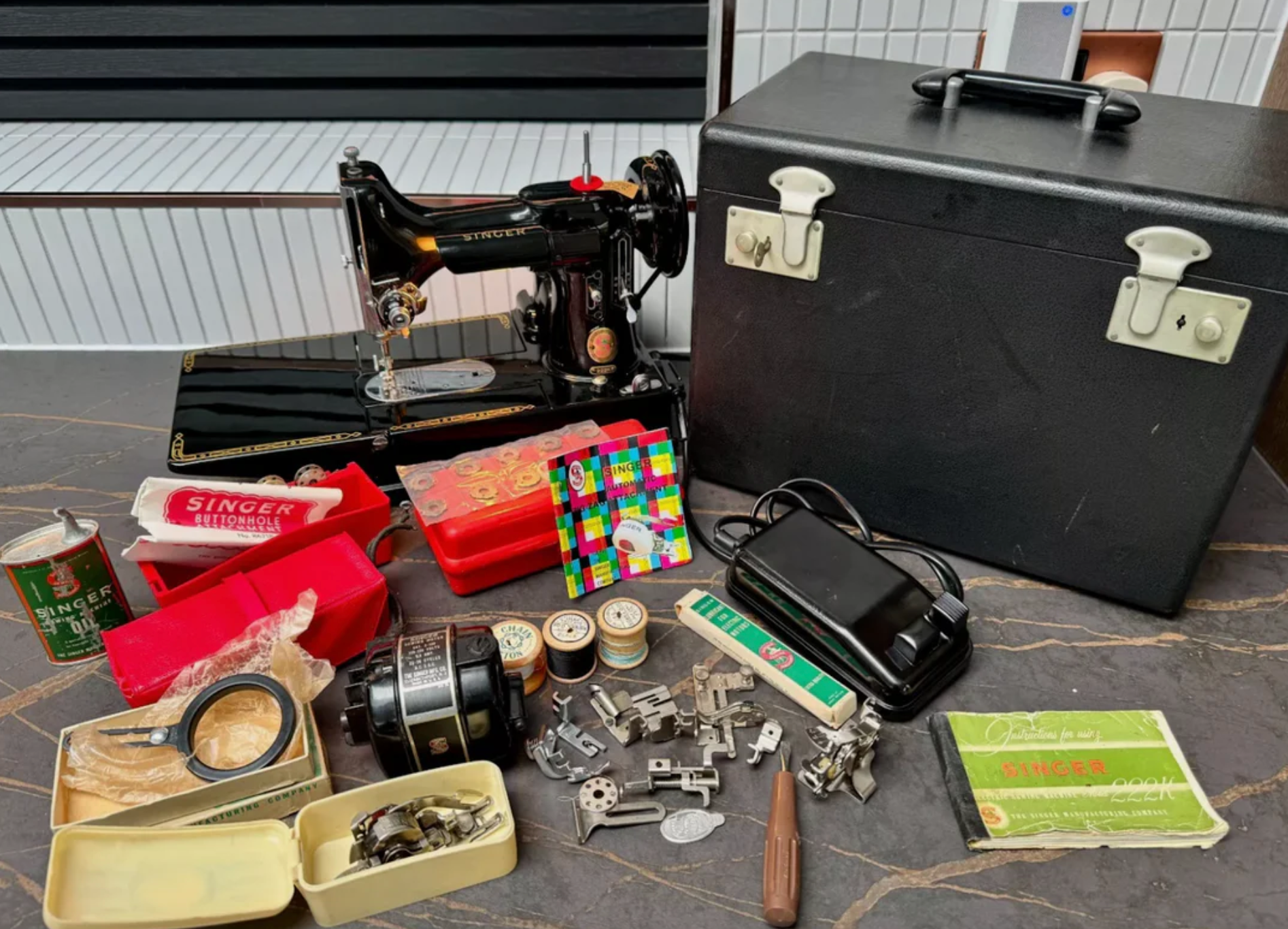 Featherweight 222K Sewing Machine – Dual Voltage & Full Accessories