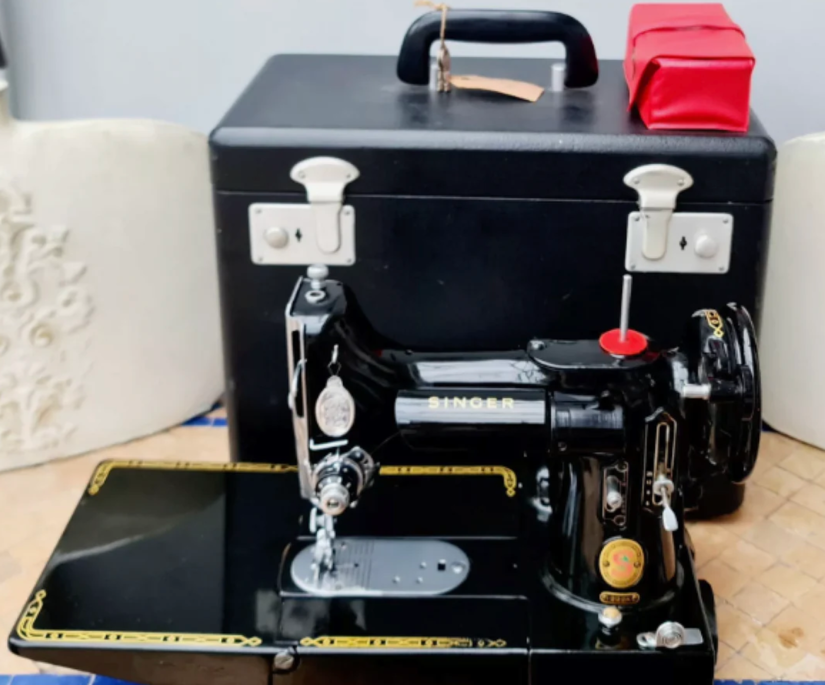 Featherweight 222K Style Sewing Machine – Compact & Versatile with Attachments