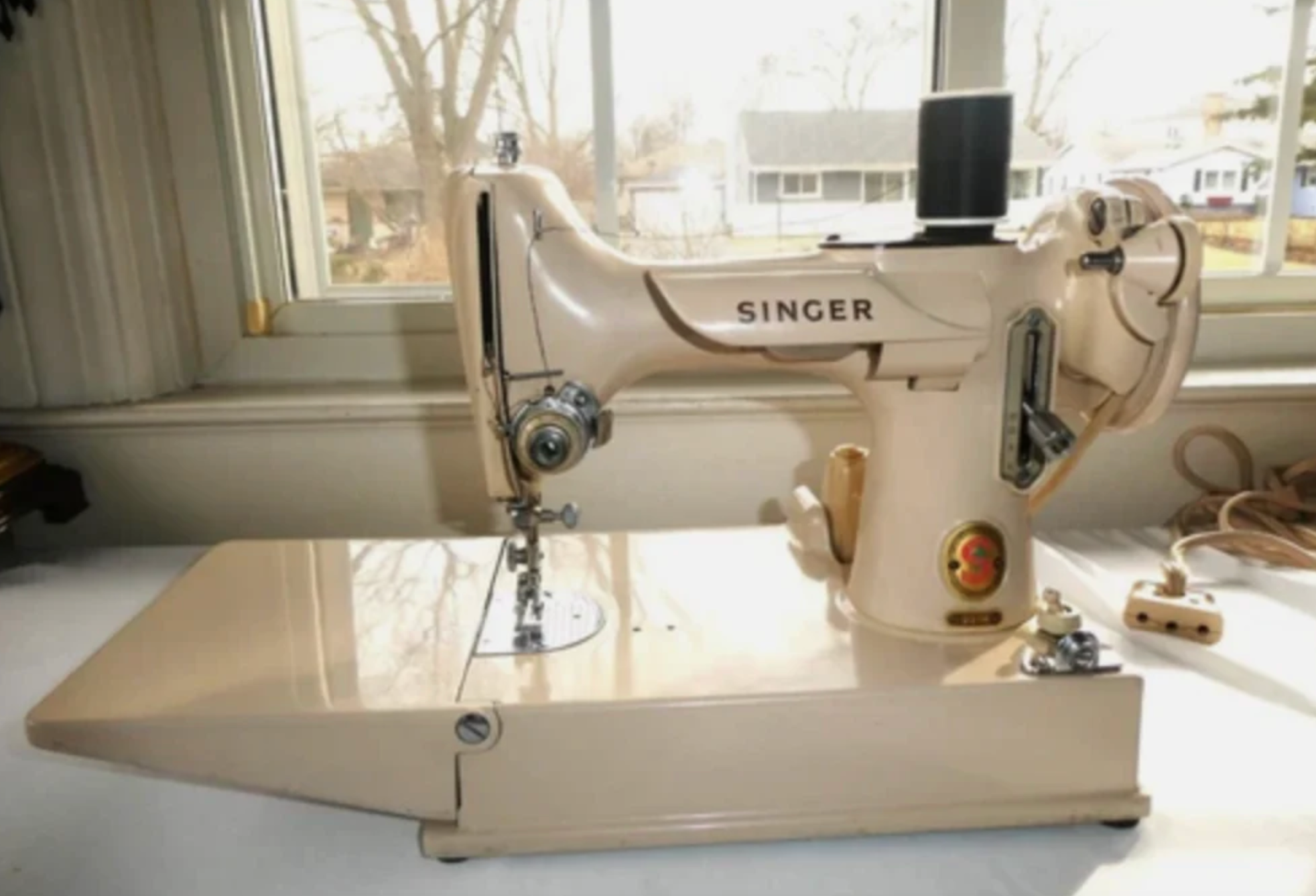 221K Style Tan Featherweight Sewing Machine – With Case & Accessories