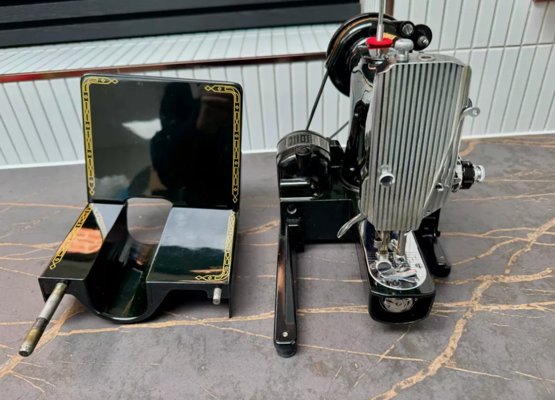 Featherweight 222K Sewing Machine – Dual Voltage & Full Accessories